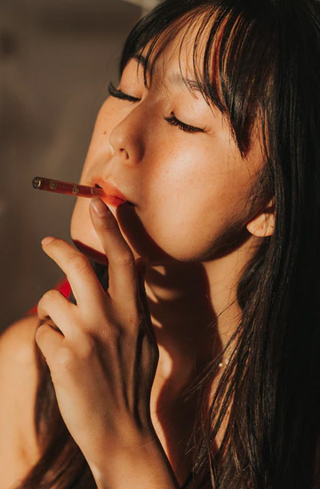 Vape Vaping e-cigarette smoking health womens hair loss