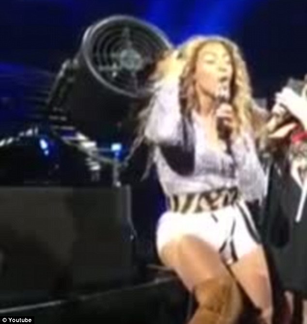 beyonce hair trapped in fan at concert montreal