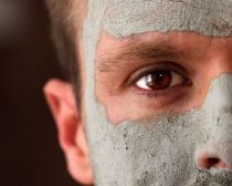 Man using a face mask